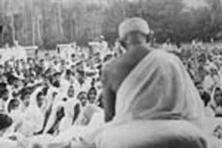 Gandhiji at Amisapara Preyar Meeting 1st Feb. 1947.jpg
